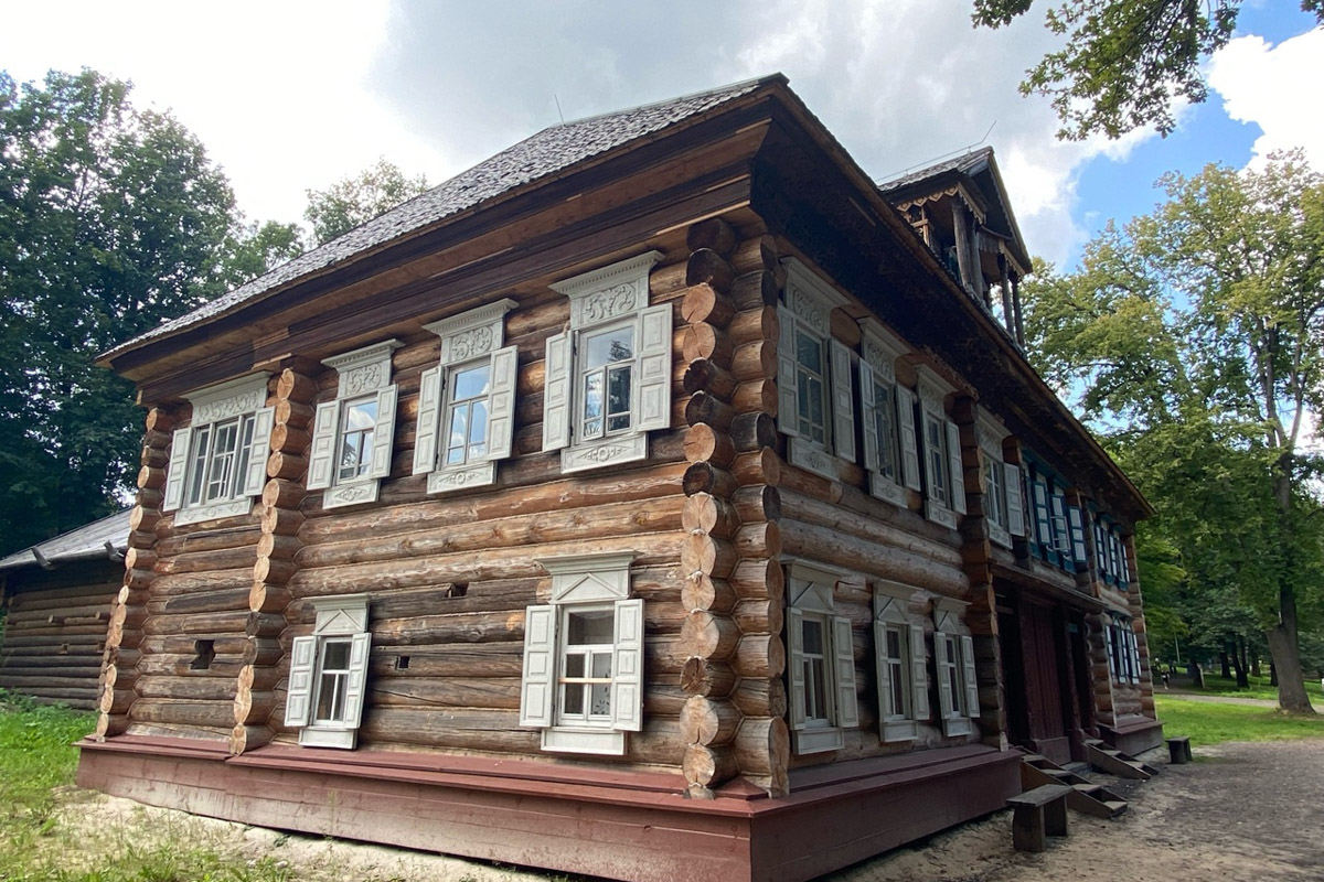 Станок для подковки коня, образцы редкой глухой корабельной резьбы, овины, амбары, мельницы и церкви старого образца. А еще ступальный колодец, который приводили в движение с помощью ног. На территории в 36 гектаров на окраине Нижнего Новгорода раскинулся уникальный музей деревянного зодчества «Щёлоковский хутор». Все его чудеса увидел и «Ключ-Медиа»!