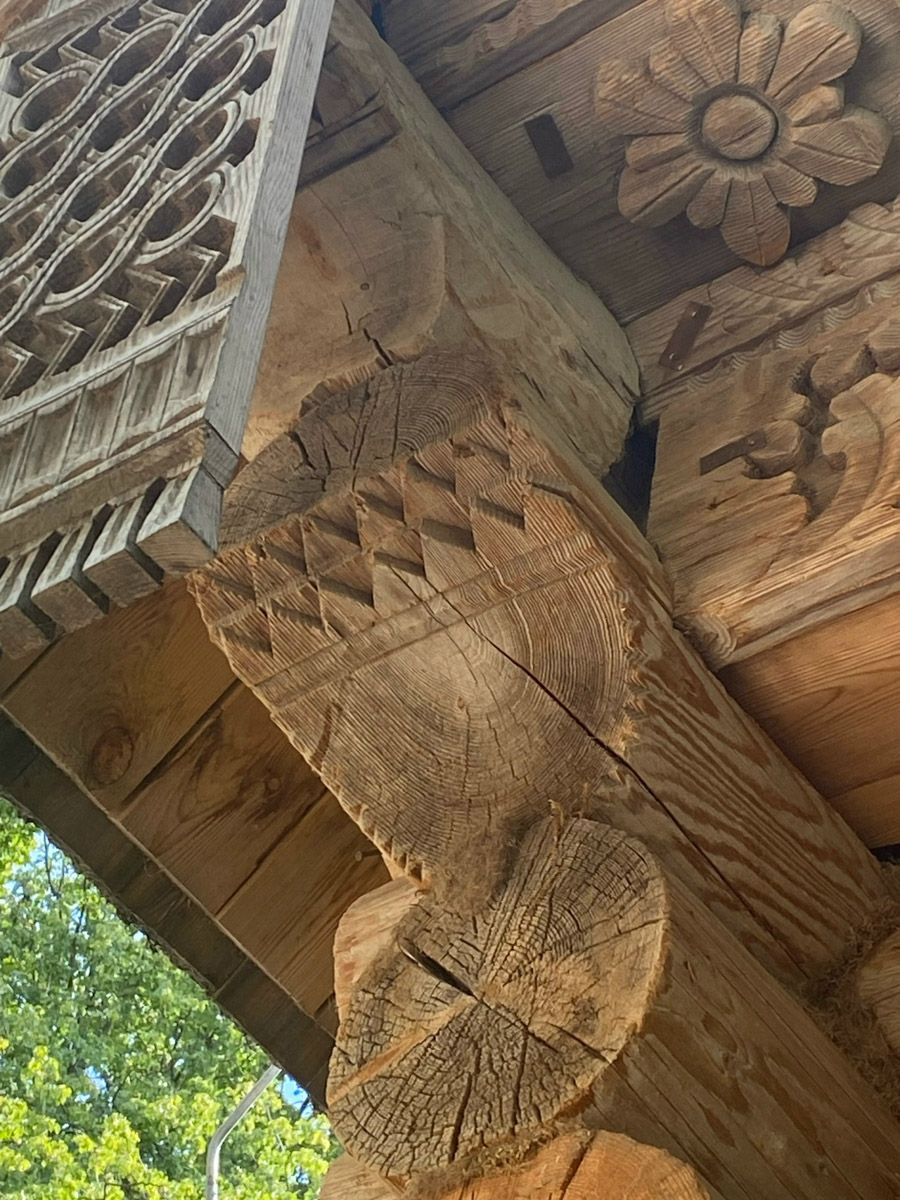 Станок для подковки коня, образцы редкой глухой корабельной резьбы, овины, амбары, мельницы и церкви старого образца. А еще ступальный колодец, который приводили в движение с помощью ног. На территории в 36 гектаров на окраине Нижнего Новгорода раскинулся уникальный музей деревянного зодчества «Щёлоковский хутор». Все его чудеса увидел и «Ключ-Медиа»!