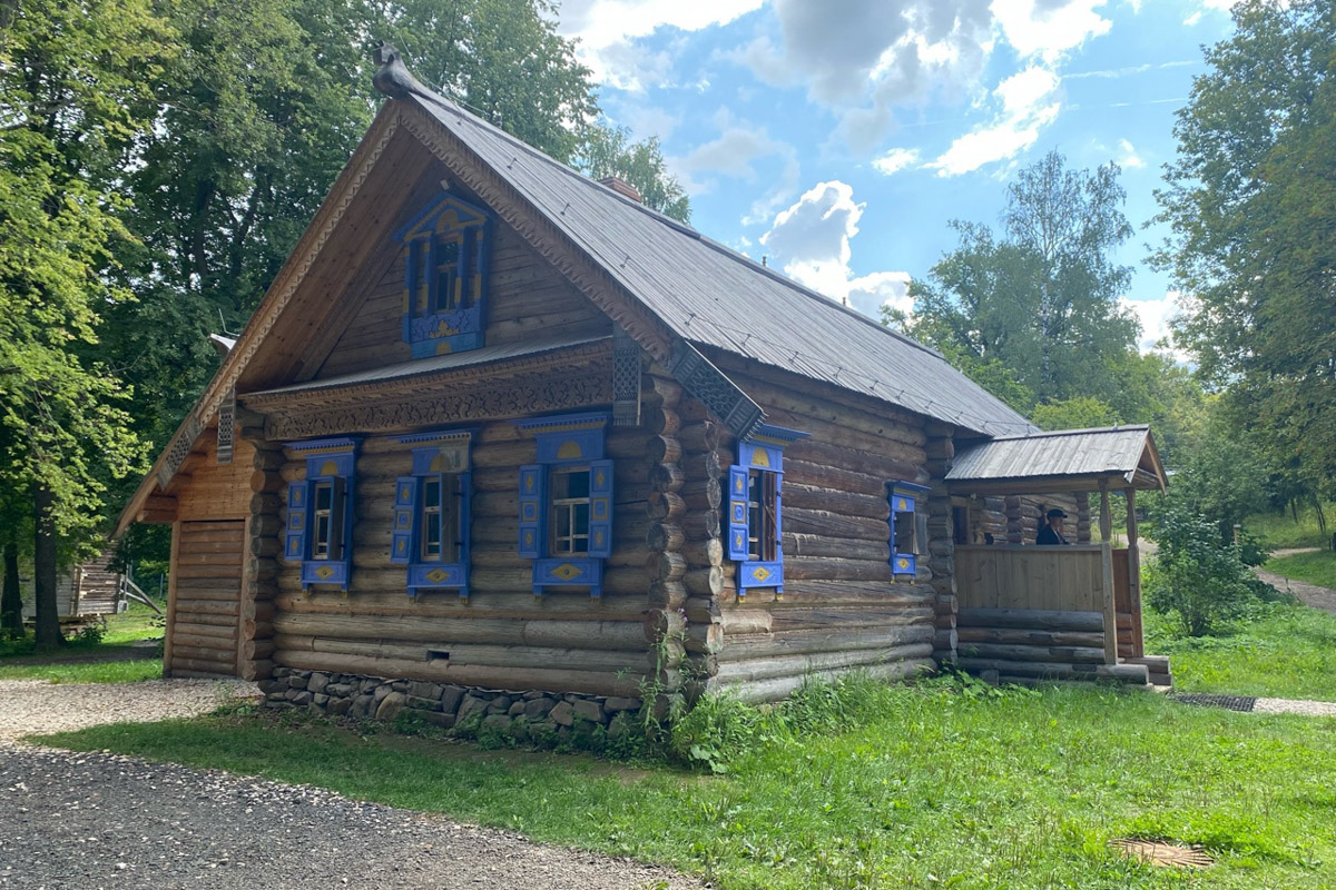 Станок для подковки коня, образцы редкой глухой корабельной резьбы, овины, амбары, мельницы и церкви старого образца. А еще ступальный колодец, который приводили в движение с помощью ног. На территории в 36 гектаров на окраине Нижнего Новгорода раскинулся уникальный музей деревянного зодчества «Щёлоковский хутор». Все его чудеса увидел и «Ключ-Медиа»!