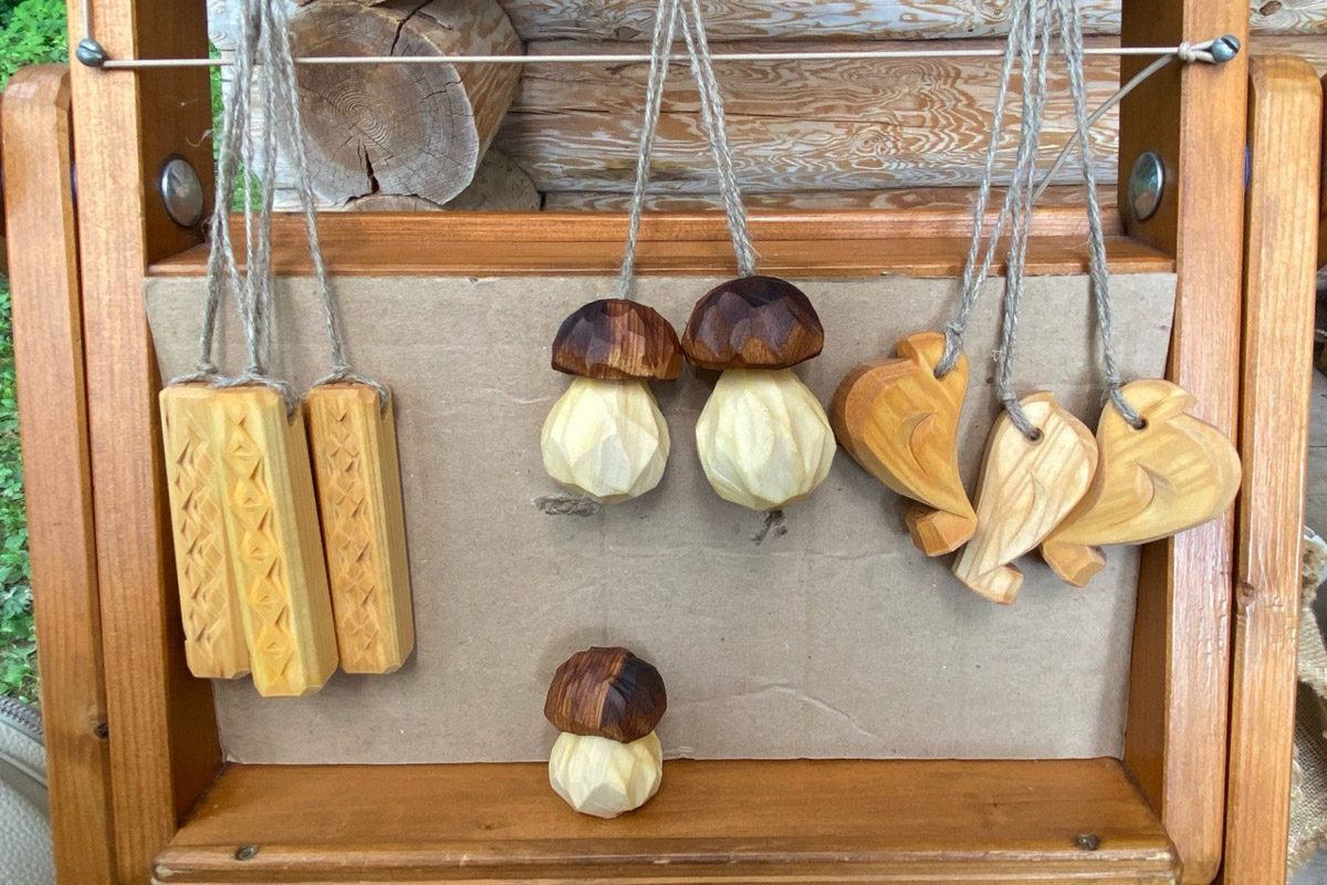 Станок для подковки коня, образцы редкой глухой корабельной резьбы, овины, амбары, мельницы и церкви старого образца. А еще ступальный колодец, который приводили в движение с помощью ног. На территории в 36 гектаров на окраине Нижнего Новгорода раскинулся уникальный музей деревянного зодчества «Щёлоковский хутор». Все его чудеса увидел и «Ключ-Медиа»!