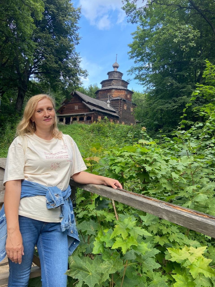 Станок для подковки коня, образцы редкой глухой корабельной резьбы, овины, амбары, мельницы и церкви старого образца. А еще ступальный колодец, который приводили в движение с помощью ног. На территории в 36 гектаров на окраине Нижнего Новгорода раскинулся уникальный музей деревянного зодчества «Щёлоковский хутор». Все его чудеса увидел и «Ключ-Медиа»!