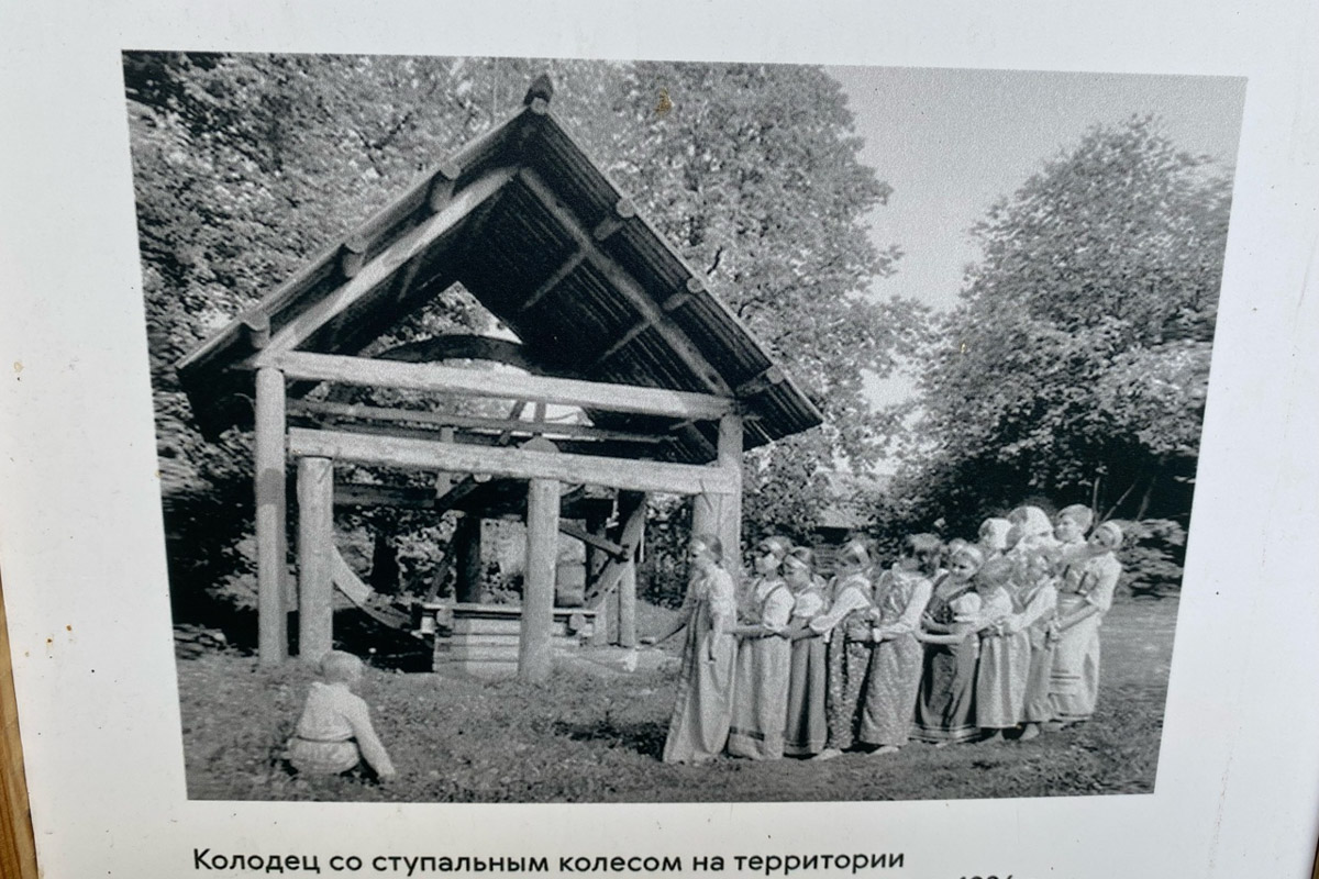 Станок для подковки коня, образцы редкой глухой корабельной резьбы, овины, амбары, мельницы и церкви старого образца. А еще ступальный колодец, который приводили в движение с помощью ног. На территории в 36 гектаров на окраине Нижнего Новгорода раскинулся уникальный музей деревянного зодчества «Щёлоковский хутор». Все его чудеса увидел и «Ключ-Медиа»!