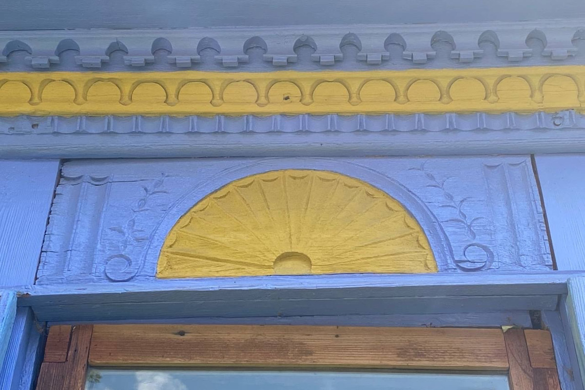 Станок для подковки коня, образцы редкой глухой корабельной резьбы, овины, амбары, мельницы и церкви старого образца. А еще ступальный колодец, который приводили в движение с помощью ног. На территории в 36 гектаров на окраине Нижнего Новгорода раскинулся уникальный музей деревянного зодчества «Щёлоковский хутор». Все его чудеса увидел и «Ключ-Медиа»!