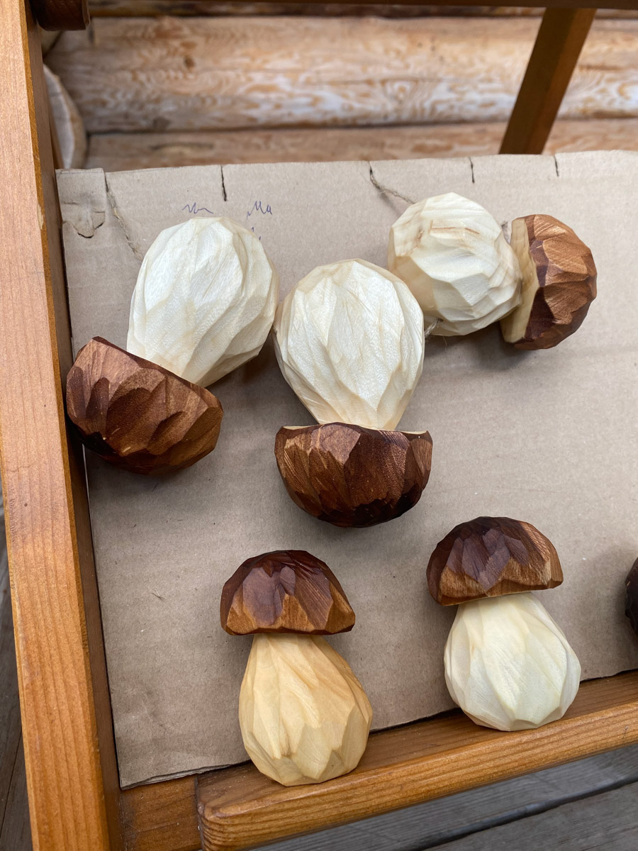 Станок для подковки коня, образцы редкой глухой корабельной резьбы, овины, амбары, мельницы и церкви старого образца. А еще ступальный колодец, который приводили в движение с помощью ног. На территории в 36 гектаров на окраине Нижнего Новгорода раскинулся уникальный музей деревянного зодчества «Щёлоковский хутор». Все его чудеса увидел и «Ключ-Медиа»!