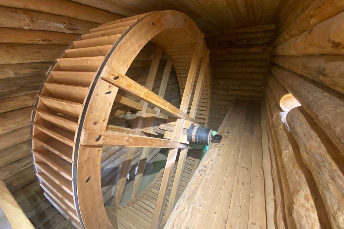 Станок для подковки коня, образцы редкой глухой корабельной резьбы, овины, амбары, мельницы и церкви старого образца. А еще ступальный колодец, который приводили в движение с помощью ног. На территории в 36 гектаров на окраине Нижнего Новгорода раскинулся уникальный музей деревянного зодчества «Щёлоковский хутор». Все его чудеса увидел и «Ключ-Медиа»!