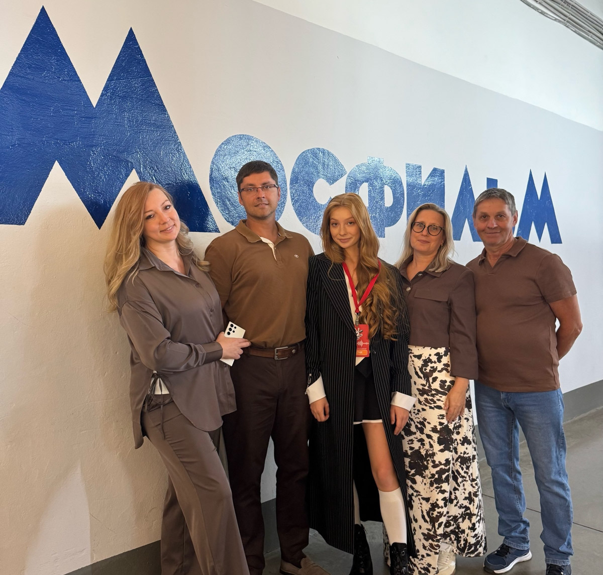 Сцену шоу «Голос. Дети» покорила еще одна конкурсантка из Владимира. На сей раз речь идет про 15-летнюю Веронику Тарасову. К ней повернулись сразу все наставники, наградив девушку множеством комплиментов. А она в ответ выбрала команду звездной четы, пополнив ряды представителей 33-го региона!