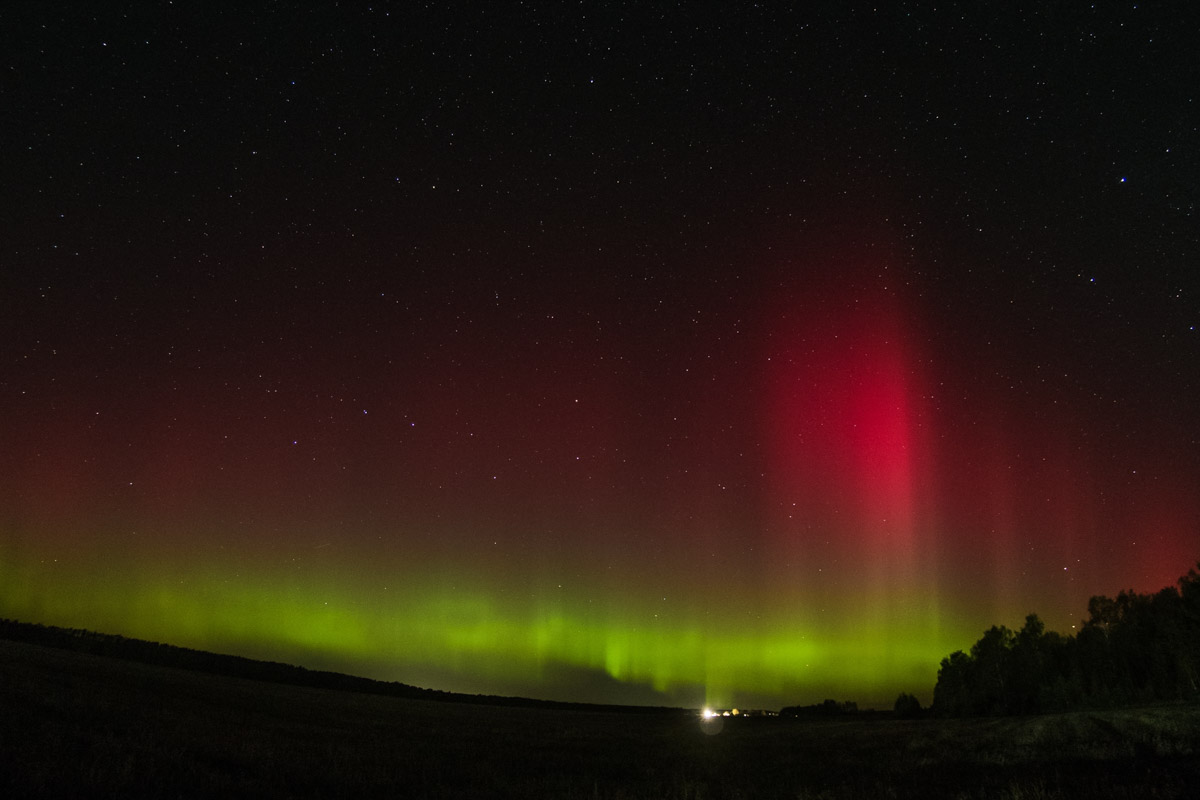 Ночное небо вновь подарило жителям Владимирской области эффектное шоу — невероятной интенсивности северное сияние. Яркие переливы возникли на фоне мощной магнитной бури и были заметны даже в черте города, что само по себе похоже на чудо. Не успели застать редкое в наших краях природное явление лично? Полюбуйтесь необычными кадрами, собранными в нашей статье!
