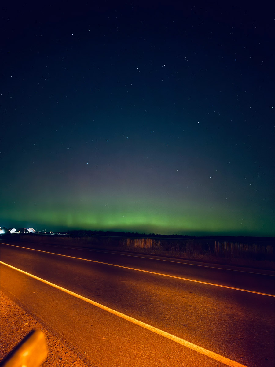 Ночное небо вновь подарило жителям Владимирской области эффектное шоу — невероятной интенсивности северное сияние. Яркие переливы возникли на фоне мощной магнитной бури и были заметны даже в черте города, что само по себе похоже на чудо. Не успели застать редкое в наших краях природное явление лично? Полюбуйтесь необычными кадрами, собранными в нашей статье!