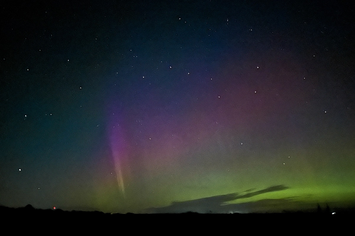 Ночное небо вновь подарило жителям Владимирской области эффектное шоу — невероятной интенсивности северное сияние. Яркие переливы возникли на фоне мощной магнитной бури и были заметны даже в черте города, что само по себе похоже на чудо. Не успели застать редкое в наших краях природное явление лично? Полюбуйтесь необычными кадрами, собранными в нашей статье!