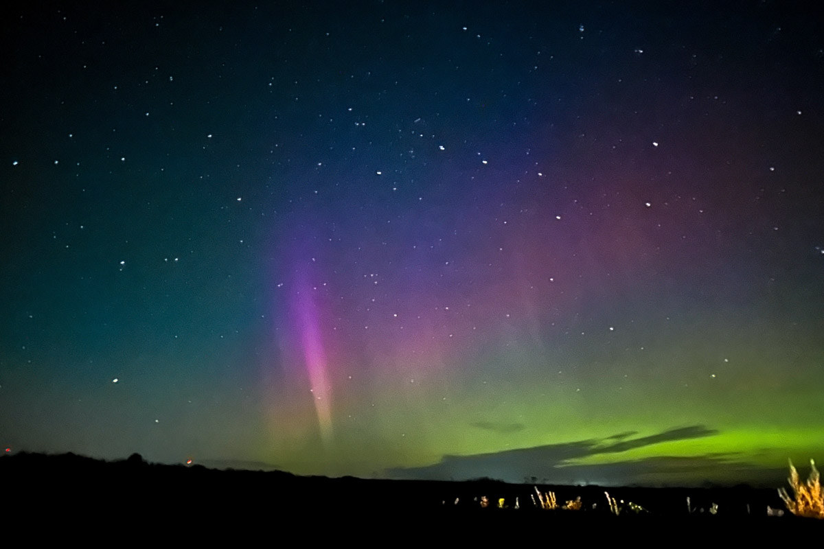 Ночное небо вновь подарило жителям Владимирской области эффектное шоу — невероятной интенсивности северное сияние. Яркие переливы возникли на фоне мощной магнитной бури и были заметны даже в черте города, что само по себе похоже на чудо. Не успели застать редкое в наших краях природное явление лично? Полюбуйтесь необычными кадрами, собранными в нашей статье!