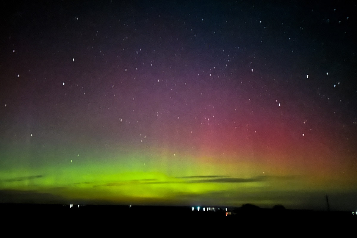 Ночное небо вновь подарило жителям Владимирской области эффектное шоу — невероятной интенсивности северное сияние. Яркие переливы возникли на фоне мощной магнитной бури и были заметны даже в черте города, что само по себе похоже на чудо. Не успели застать редкое в наших краях природное явление лично? Полюбуйтесь необычными кадрами, собранными в нашей статье!