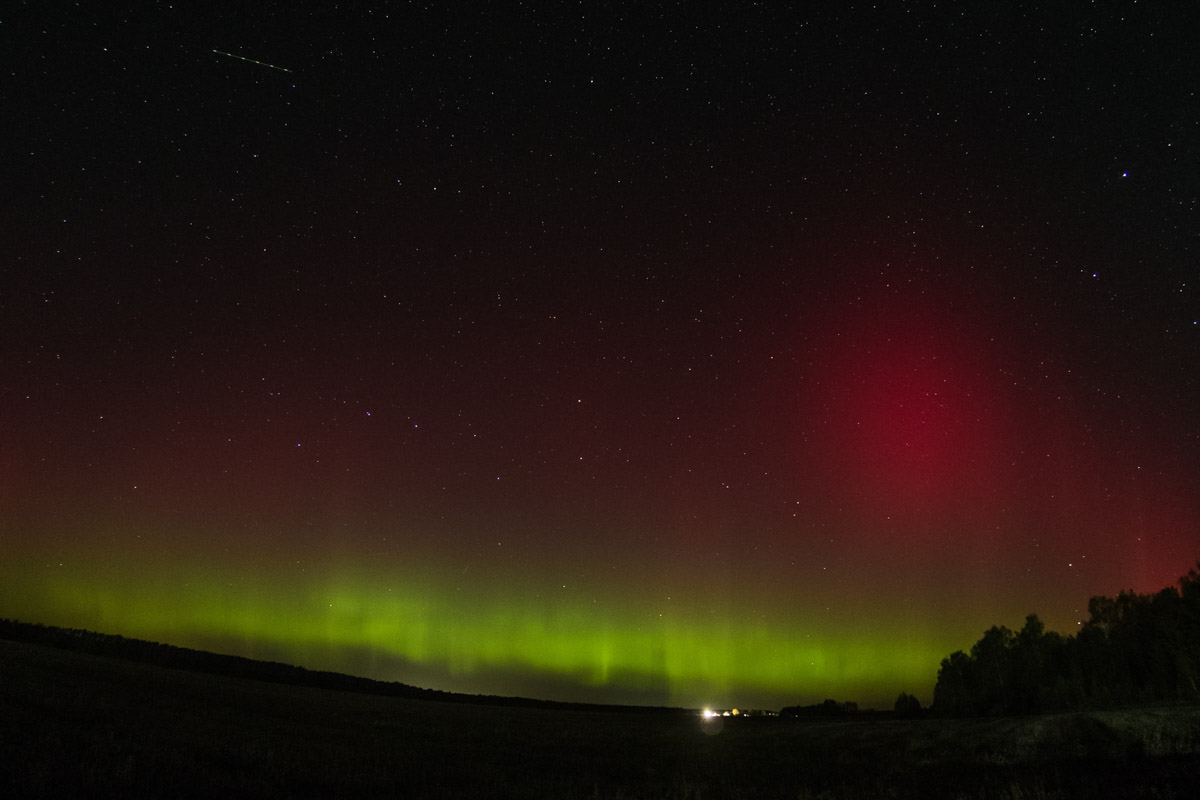 Ночное небо вновь подарило жителям Владимирской области эффектное шоу — невероятной интенсивности северное сияние. Яркие переливы возникли на фоне мощной магнитной бури и были заметны даже в черте города, что само по себе похоже на чудо. Не успели застать редкое в наших краях природное явление лично? Полюбуйтесь необычными кадрами, собранными в нашей статье!