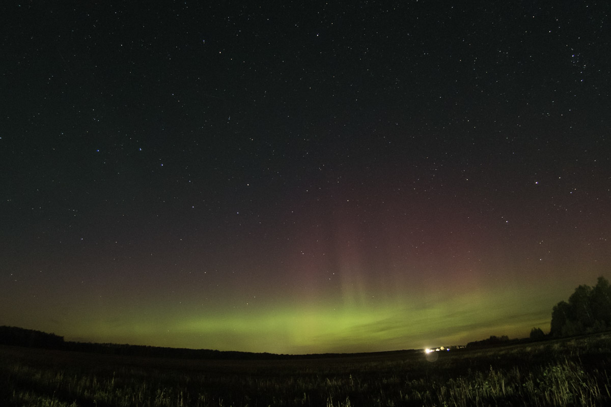 Ночное небо вновь подарило жителям Владимирской области эффектное шоу — невероятной интенсивности северное сияние. Яркие переливы возникли на фоне мощной магнитной бури и были заметны даже в черте города, что само по себе похоже на чудо. Не успели застать редкое в наших краях природное явление лично? Полюбуйтесь необычными кадрами, собранными в нашей статье!