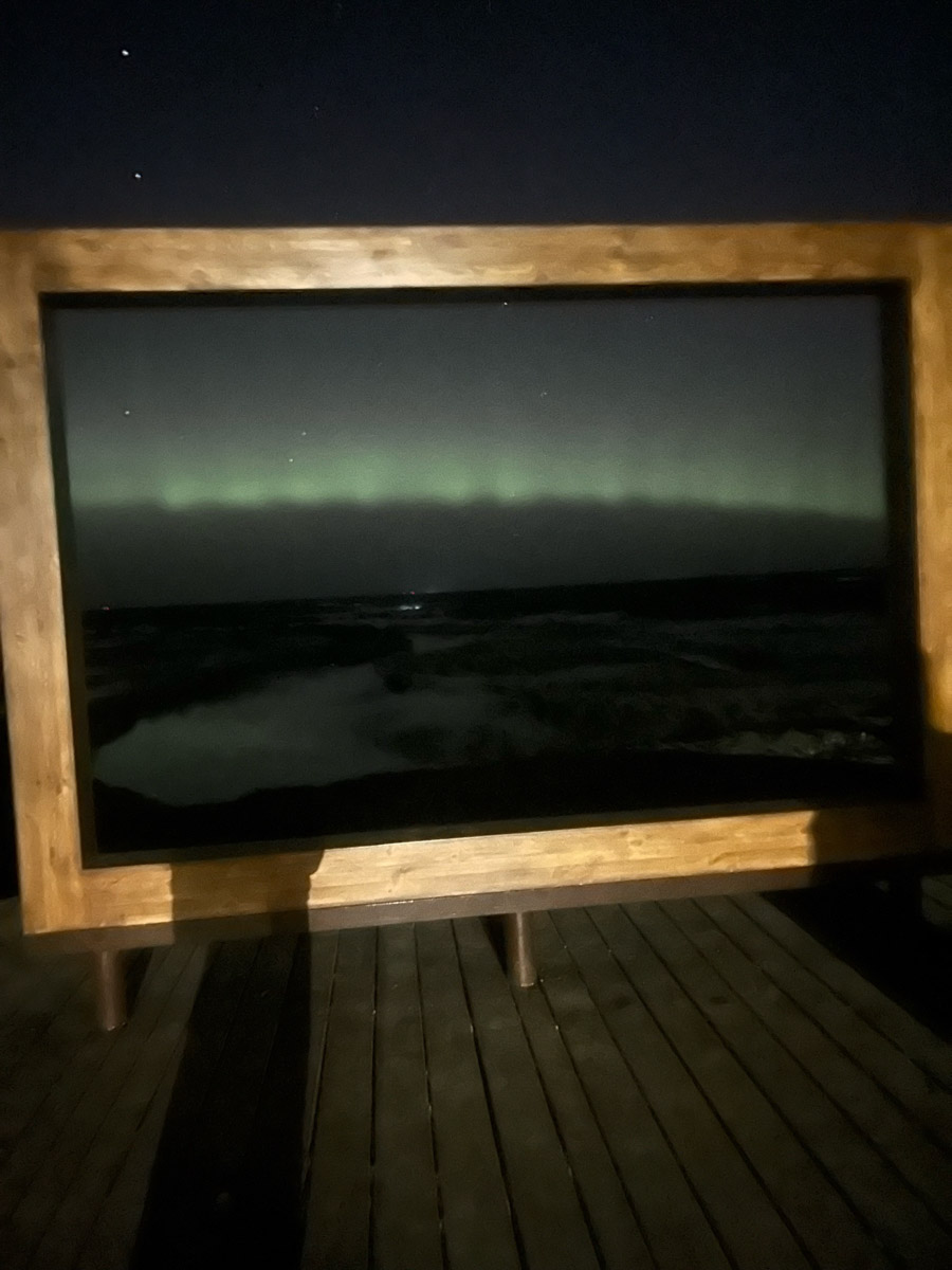 Ночное небо вновь подарило жителям Владимирской области эффектное шоу — невероятной интенсивности северное сияние. Яркие переливы возникли на фоне мощной магнитной бури и были заметны даже в черте города, что само по себе похоже на чудо. Не успели застать редкое в наших краях природное явление лично? Полюбуйтесь необычными кадрами, собранными в нашей статье!