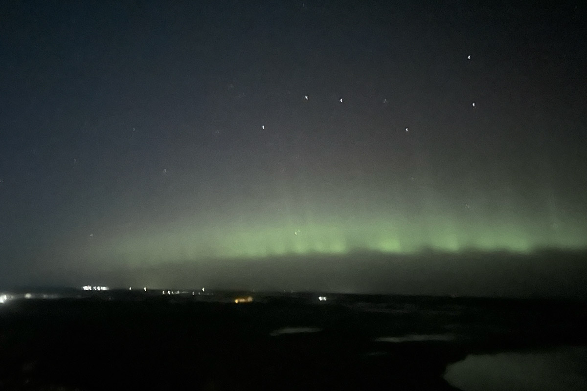 Ночное небо вновь подарило жителям Владимирской области эффектное шоу — невероятной интенсивности северное сияние. Яркие переливы возникли на фоне мощной магнитной бури и были заметны даже в черте города, что само по себе похоже на чудо. Не успели застать редкое в наших краях природное явление лично? Полюбуйтесь необычными кадрами, собранными в нашей статье!
