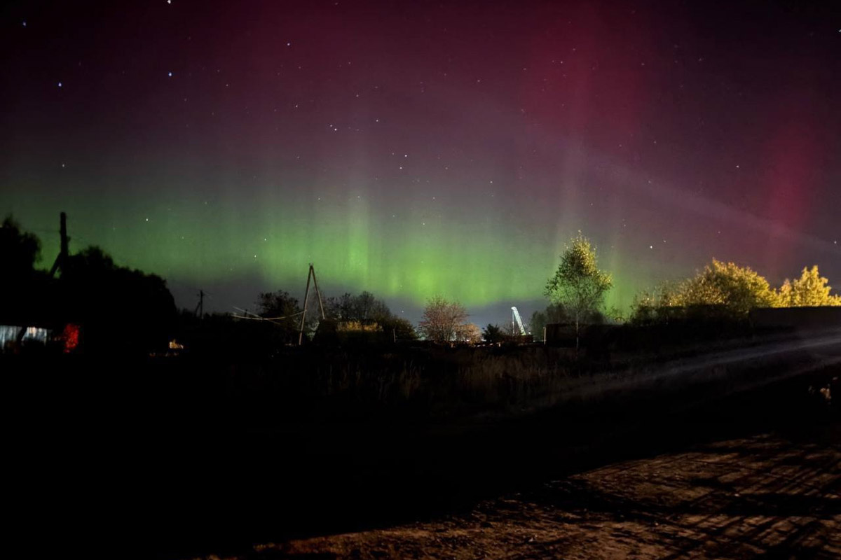 Ночное небо вновь подарило жителям Владимирской области эффектное шоу — невероятной интенсивности северное сияние. Яркие переливы возникли на фоне мощной магнитной бури и были заметны даже в черте города, что само по себе похоже на чудо. Не успели застать редкое в наших краях природное явление лично? Полюбуйтесь необычными кадрами, собранными в нашей статье!