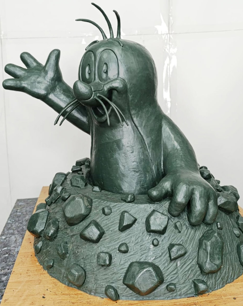 Владимирские скульпторы Илья и Татьяна Шанины создали 12 композиций с популярными героями советских мультфильмов: от крокодила Гены и Чебурашки до льва Бонифация и Знайки. Сейчас все персонажи, отлитые из бронзы, красуются в одном из дворов Москвы на радость детям и взрослым.