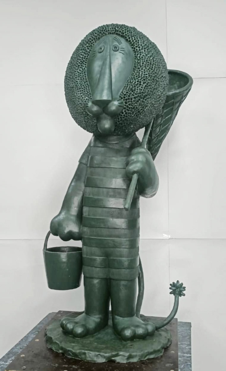 Владимирские скульпторы Илья и Татьяна Шанины создали 12 композиций с популярными героями советских мультфильмов: от крокодила Гены и Чебурашки до льва Бонифация и Знайки. Сейчас все персонажи, отлитые из бронзы, красуются в одном из дворов Москвы на радость детям и взрослым.