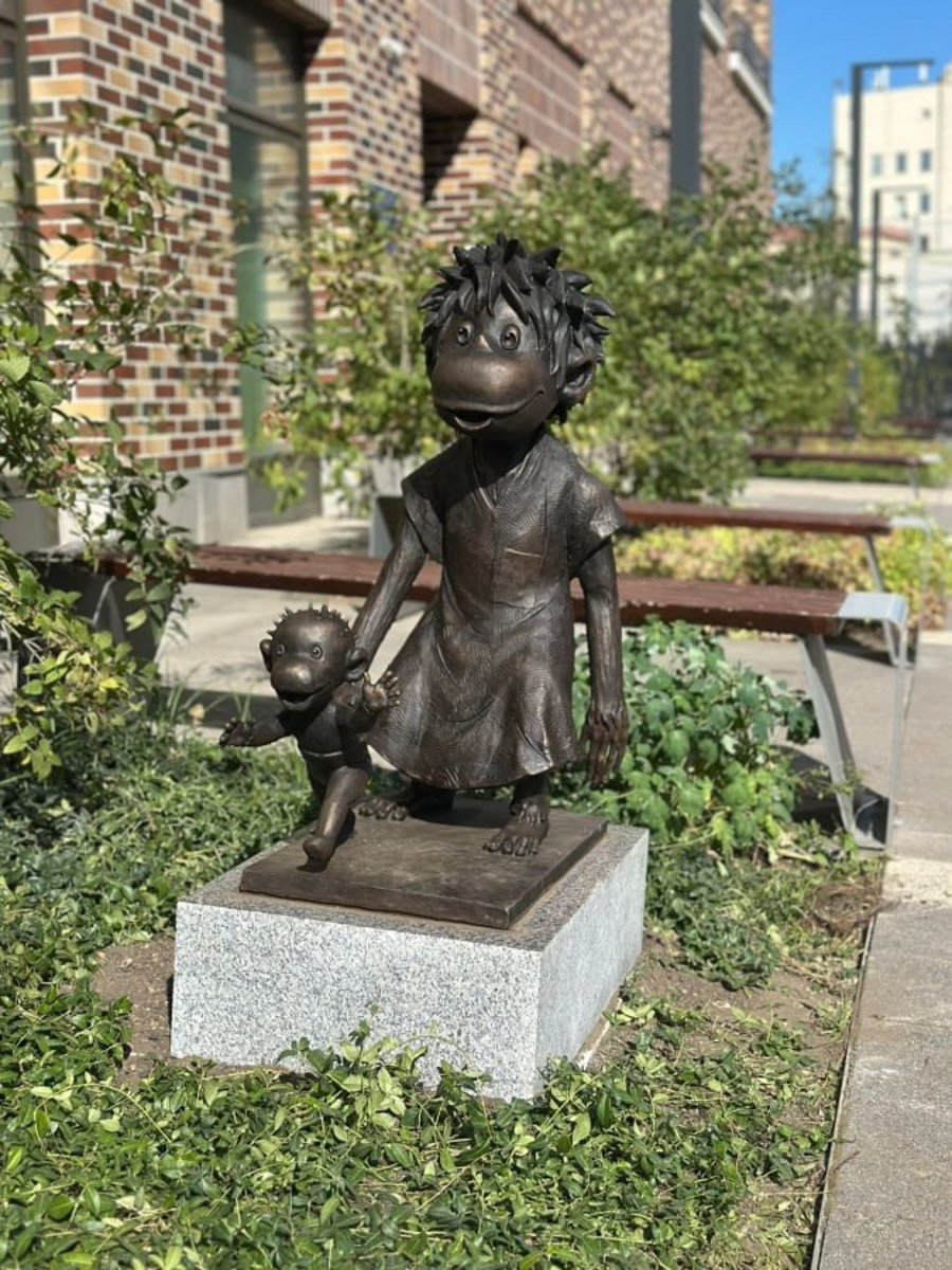 Владимирские скульпторы Илья и Татьяна Шанины создали 12 композиций с популярными героями советских мультфильмов: от крокодила Гены и Чебурашки до льва Бонифация и Знайки. Сейчас все персонажи, отлитые из бронзы, красуются в одном из дворов Москвы на радость детям и взрослым.