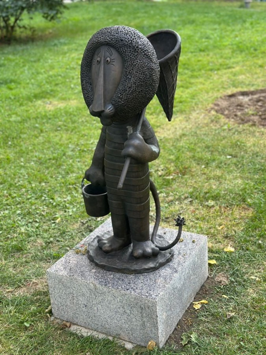 Владимирские скульпторы Илья и Татьяна Шанины создали 12 композиций с популярными героями советских мультфильмов: от крокодила Гены и Чебурашки до льва Бонифация и Знайки. Сейчас все персонажи, отлитые из бронзы, красуются в одном из дворов Москвы на радость детям и взрослым.