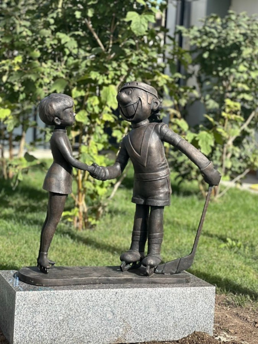 Владимирские скульпторы Илья и Татьяна Шанины создали 12 композиций с популярными героями советских мультфильмов: от крокодила Гены и Чебурашки до льва Бонифация и Знайки. Сейчас все персонажи, отлитые из бронзы, красуются в одном из дворов Москвы на радость детям и взрослым.