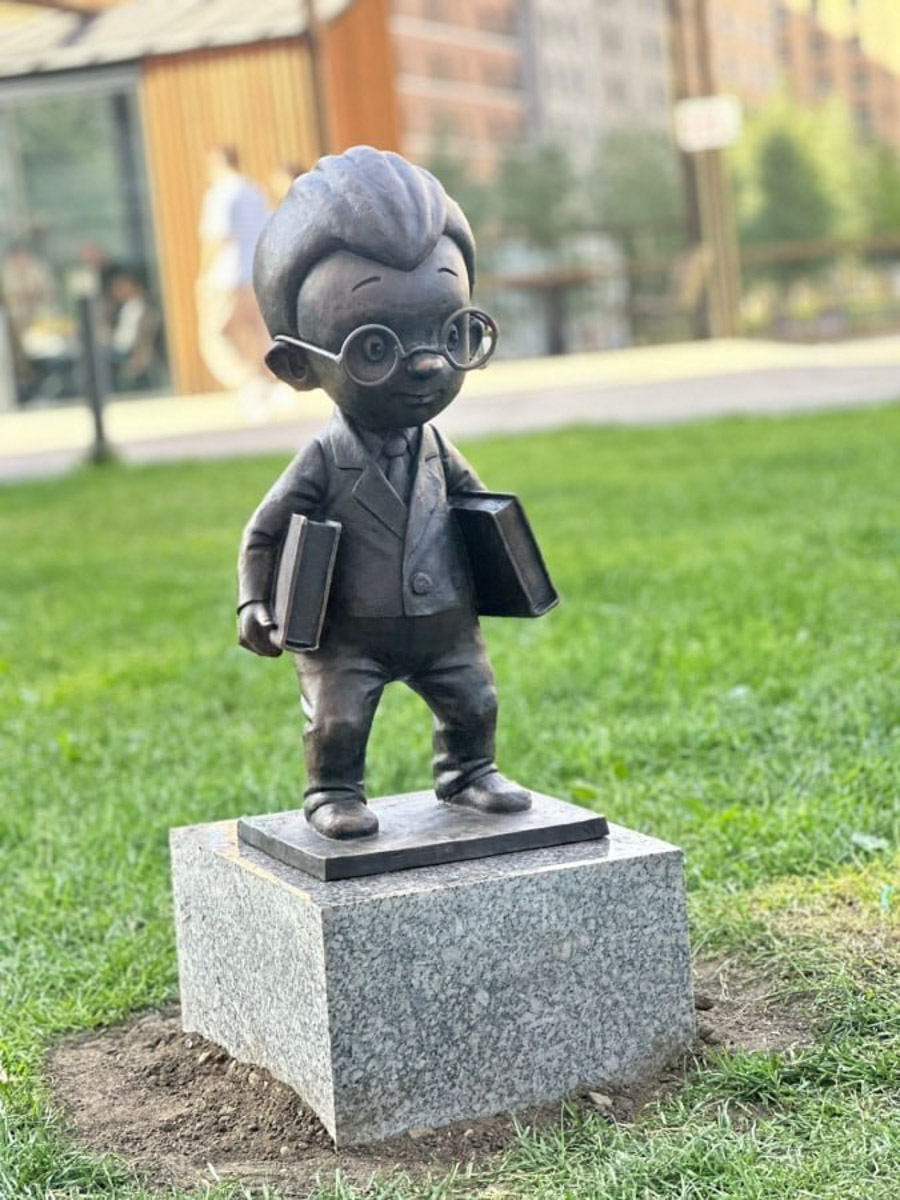 Владимирские скульпторы Илья и Татьяна Шанины создали 12 композиций с популярными героями советских мультфильмов: от крокодила Гены и Чебурашки до льва Бонифация и Знайки. Сейчас все персонажи, отлитые из бронзы, красуются в одном из дворов Москвы на радость детям и взрослым.