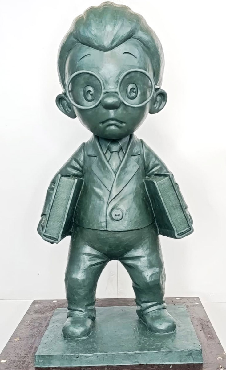 Владимирские скульпторы Илья и Татьяна Шанины создали 12 композиций с популярными героями советских мультфильмов: от крокодила Гены и Чебурашки до льва Бонифация и Знайки. Сейчас все персонажи, отлитые из бронзы, красуются в одном из дворов Москвы на радость детям и взрослым.