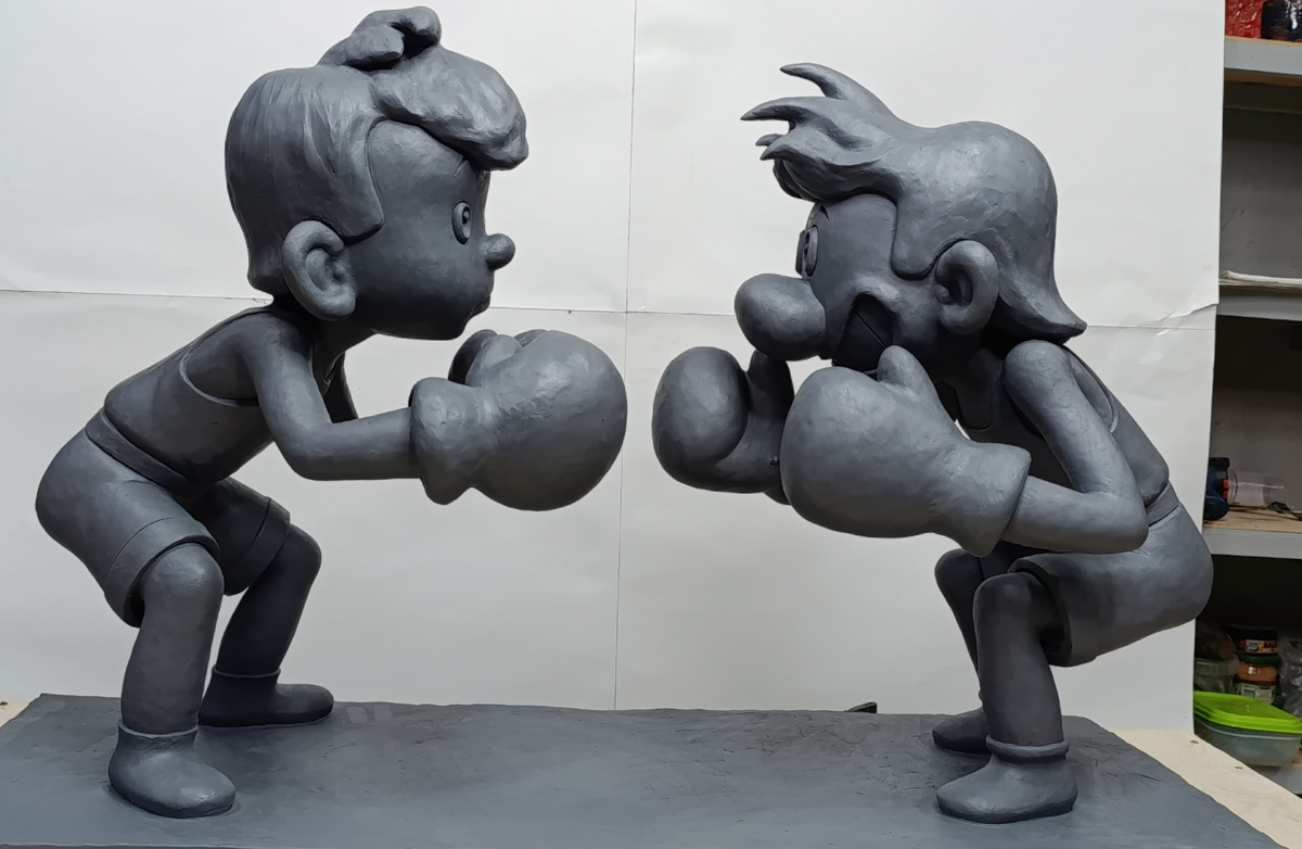 Владимирские скульпторы Илья и Татьяна Шанины создали 12 композиций с популярными героями советских мультфильмов: от крокодила Гены и Чебурашки до льва Бонифация и Знайки. Сейчас все персонажи, отлитые из бронзы, красуются в одном из дворов Москвы на радость детям и взрослым.