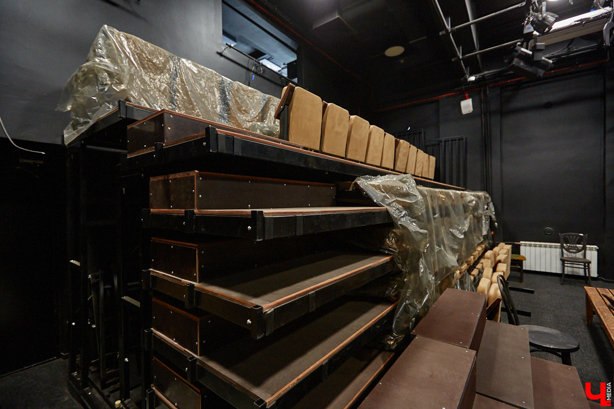 После реконструкции областного театра драмы его малая сцена удивит зрителей техническими инновациями, магическим светом и дизайнерским сюрпризом. «Ключ-Медиа» удалось заглянуть в закулисье в сопровождении заместителя директора театра Виктории Турковой.