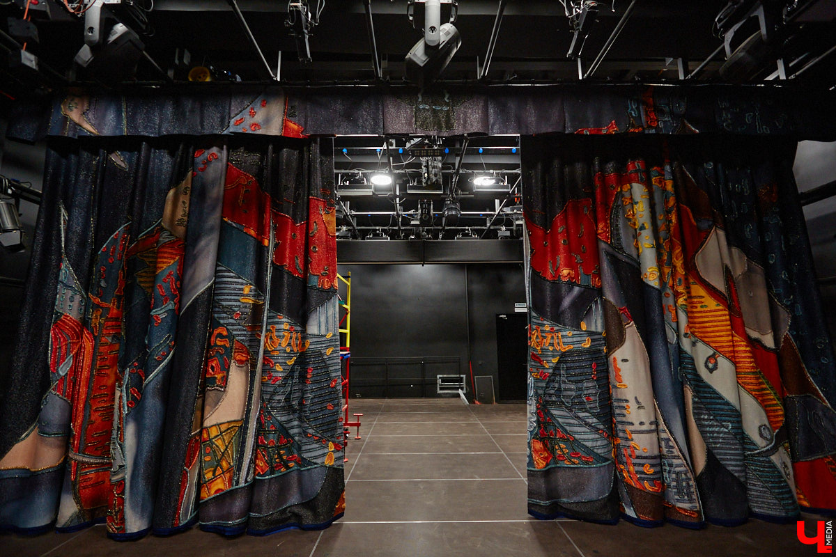 После реконструкции областного театра драмы его малая сцена удивит зрителей техническими инновациями, магическим светом и дизайнерским сюрпризом. «Ключ-Медиа» удалось заглянуть в закулисье в сопровождении заместителя директора театра Виктории Турковой.