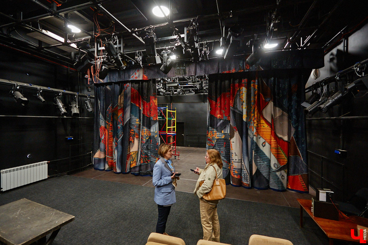 После реконструкции областного театра драмы его малая сцена удивит зрителей техническими инновациями, магическим светом и дизайнерским сюрпризом. «Ключ-Медиа» удалось заглянуть в закулисье в сопровождении заместителя директора театра Виктории Турковой.