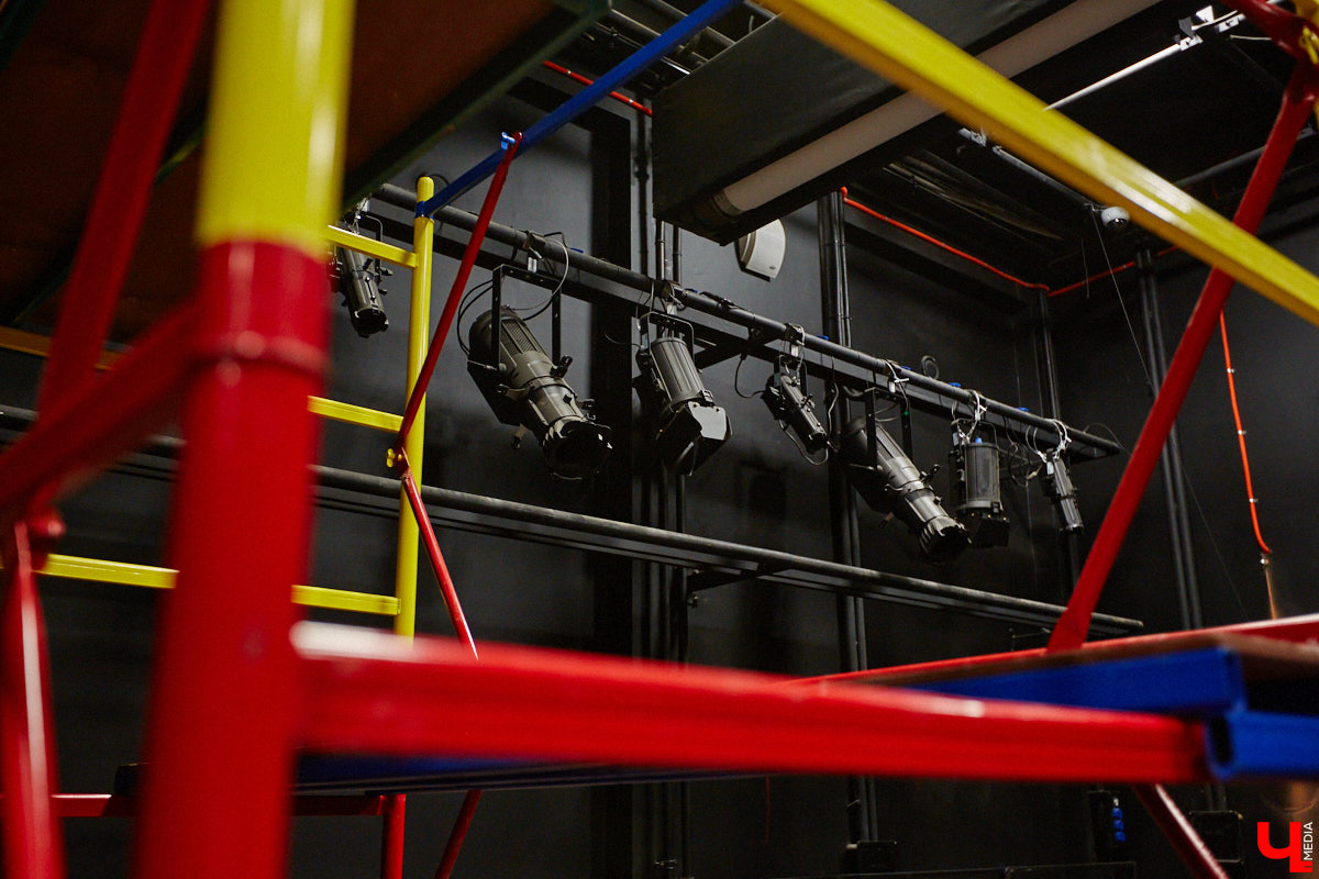 После реконструкции областного театра драмы его малая сцена удивит зрителей техническими инновациями, магическим светом и дизайнерским сюрпризом. «Ключ-Медиа» удалось заглянуть в закулисье в сопровождении заместителя директора театра Виктории Турковой.