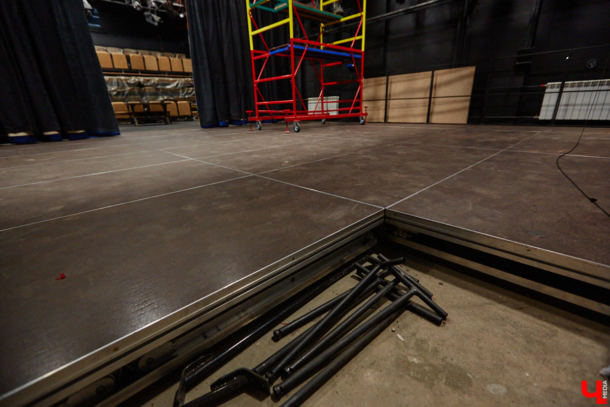 После реконструкции областного театра драмы его малая сцена удивит зрителей техническими инновациями, магическим светом и дизайнерским сюрпризом. «Ключ-Медиа» удалось заглянуть в закулисье в сопровождении заместителя директора театра Виктории Турковой.