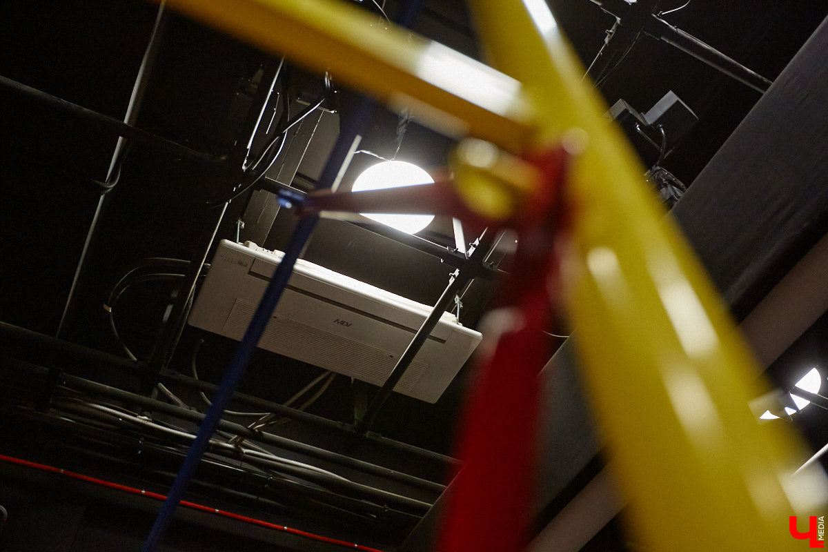 После реконструкции областного театра драмы его малая сцена удивит зрителей техническими инновациями, магическим светом и дизайнерским сюрпризом. «Ключ-Медиа» удалось заглянуть в закулисье в сопровождении заместителя директора театра Виктории Турковой.