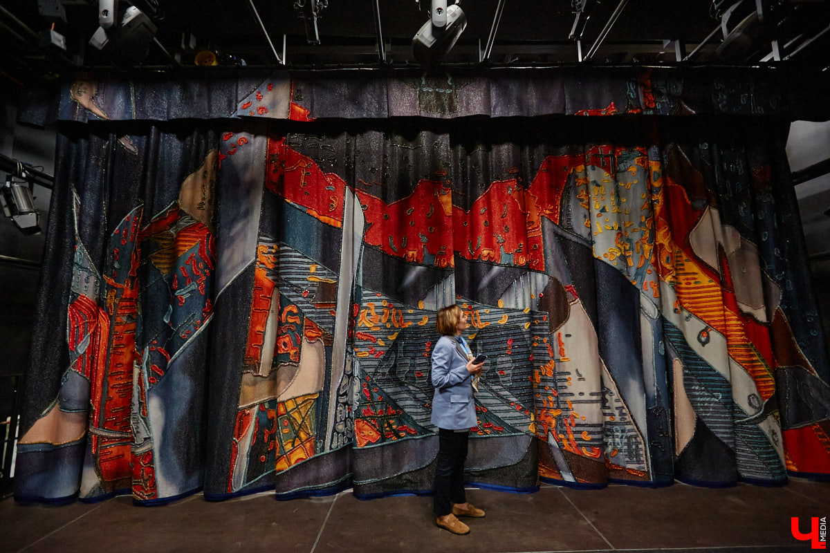 После реконструкции областного театра драмы его малая сцена удивит зрителей техническими инновациями, магическим светом и дизайнерским сюрпризом. «Ключ-Медиа» удалось заглянуть в закулисье в сопровождении заместителя директора театра Виктории Турковой.