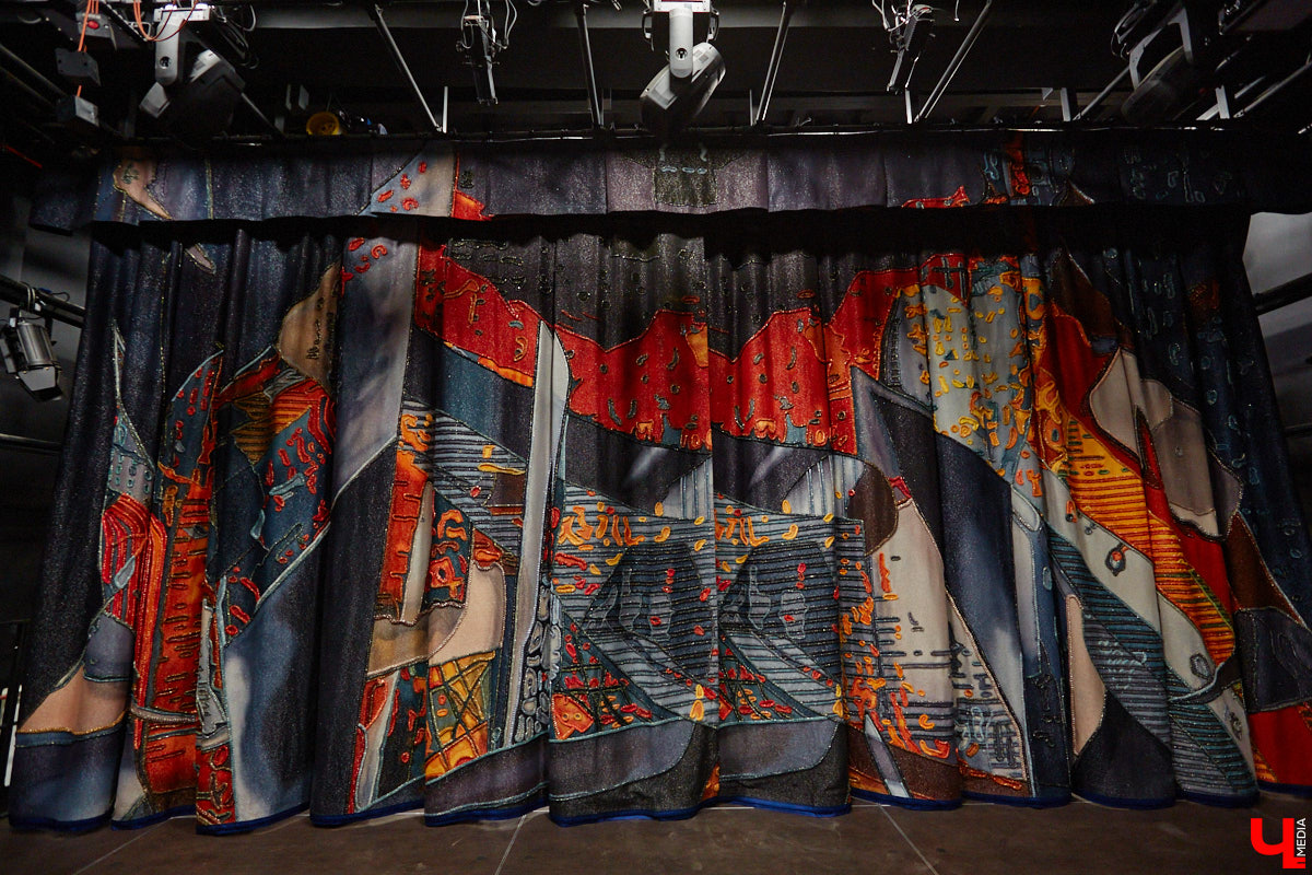 После реконструкции областного театра драмы его малая сцена удивит зрителей техническими инновациями, магическим светом и дизайнерским сюрпризом. «Ключ-Медиа» удалось заглянуть в закулисье в сопровождении заместителя директора театра Виктории Турковой.