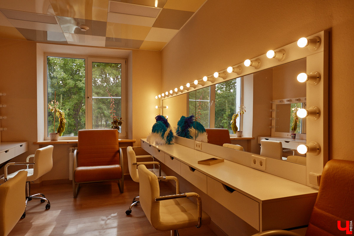 После реконструкции областного театра драмы его малая сцена удивит зрителей техническими инновациями, магическим светом и дизайнерским сюрпризом. «Ключ-Медиа» удалось заглянуть в закулисье в сопровождении заместителя директора театра Виктории Турковой.