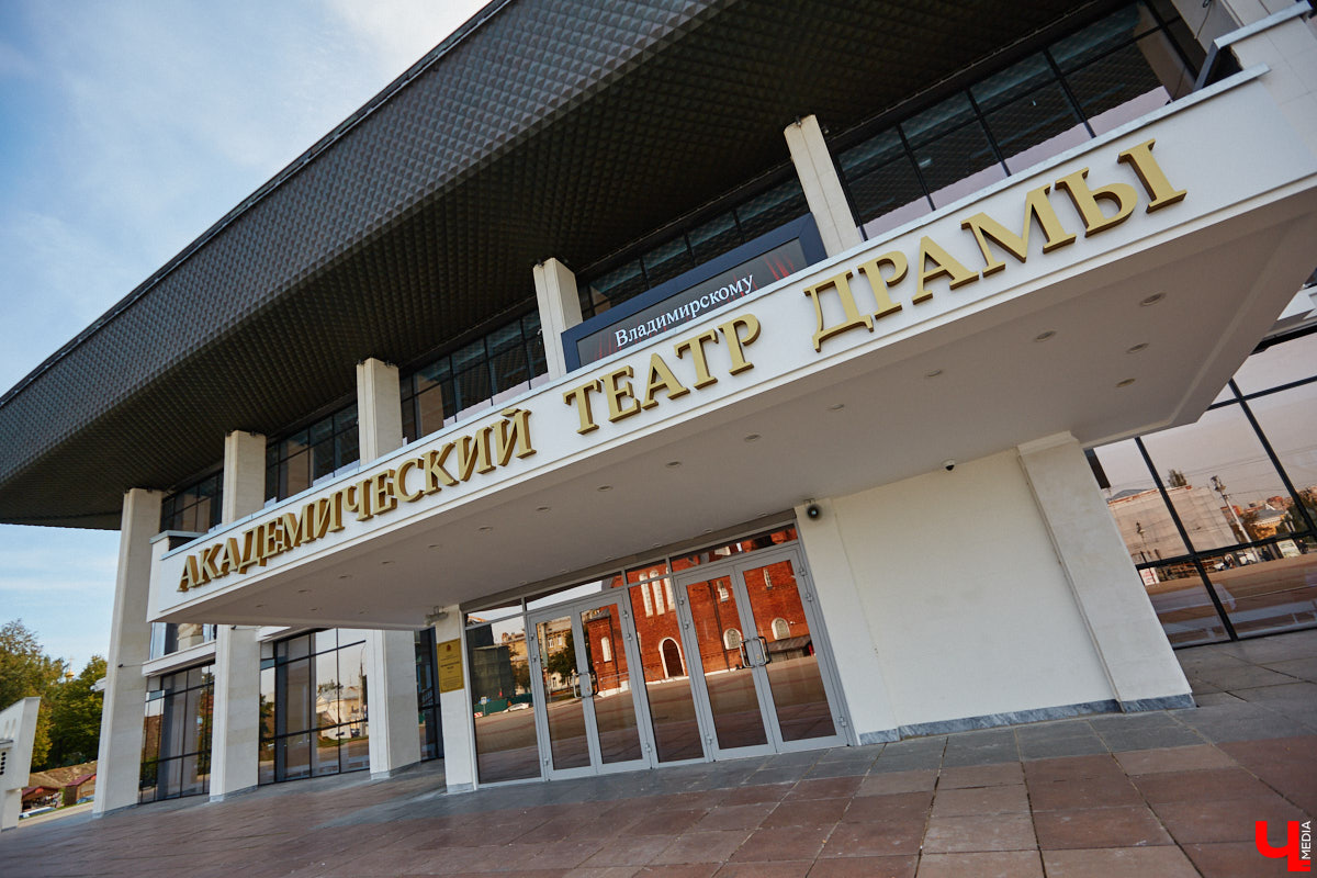 После реконструкции областного театра драмы его малая сцена удивит зрителей техническими инновациями, магическим светом и дизайнерским сюрпризом. «Ключ-Медиа» удалось заглянуть в закулисье в сопровождении заместителя директора театра Виктории Турковой.