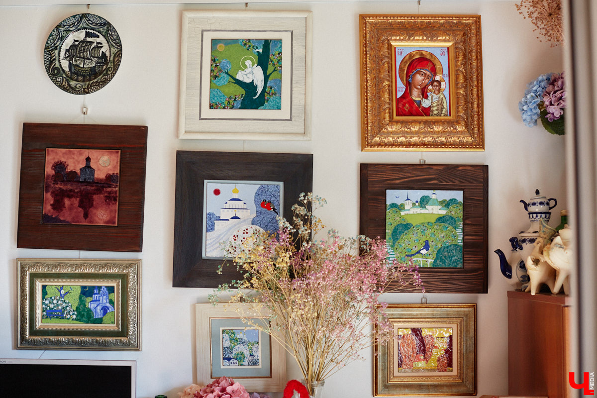 Скучаете по Золотым воротам? Мы тоже. Новый срок открытия памятника после реставрации — конец следующего года, однако фасадную сетку могут снять еще быстрее, процесс уже начался. На финишной дистанции важно запастись терпением и визуализировать знакомый образ всеми доступными способами. У художника-эмальера с мировым именем Елены Сахаровой-Староверовой целая серия работ, посвященных белокаменному памятнику. Любуемся вместе.