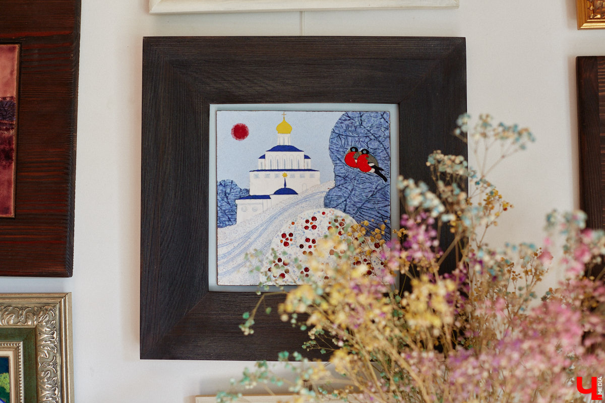 Скучаете по Золотым воротам? Мы тоже. Новый срок открытия памятника после реставрации — конец следующего года, однако фасадную сетку могут снять еще быстрее, процесс уже начался. На финишной дистанции важно запастись терпением и визуализировать знакомый образ всеми доступными способами. У художника-эмальера с мировым именем Елены Сахаровой-Староверовой целая серия работ, посвященных белокаменному памятнику. Любуемся вместе.