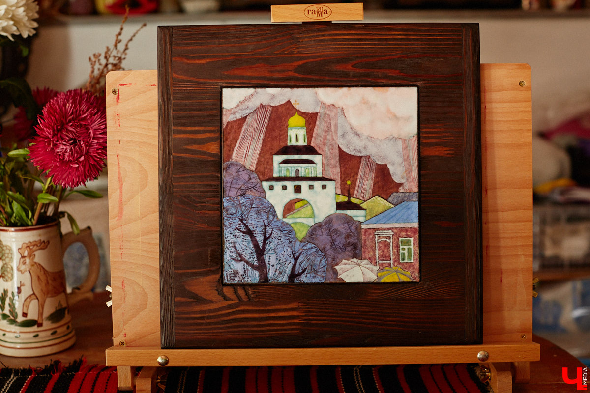 Скучаете по Золотым воротам? Мы тоже. Новый срок открытия памятника после реставрации — конец следующего года, однако фасадную сетку могут снять еще быстрее, процесс уже начался. На финишной дистанции важно запастись терпением и визуализировать знакомый образ всеми доступными способами. У художника-эмальера с мировым именем Елены Сахаровой-Староверовой целая серия работ, посвященных белокаменному памятнику. Любуемся вместе.