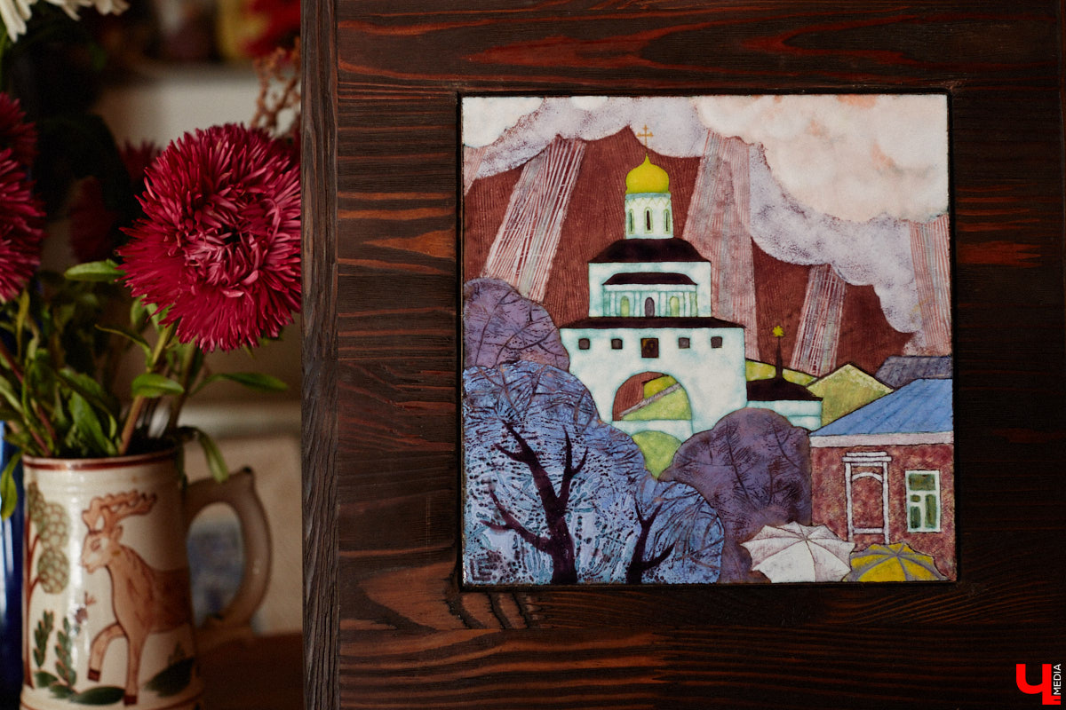 Скучаете по Золотым воротам? Мы тоже. Новый срок открытия памятника после реставрации — конец следующего года, однако фасадную сетку могут снять еще быстрее, процесс уже начался. На финишной дистанции важно запастись терпением и визуализировать знакомый образ всеми доступными способами. У художника-эмальера с мировым именем Елены Сахаровой-Староверовой целая серия работ, посвященных белокаменному памятнику. Любуемся вместе.