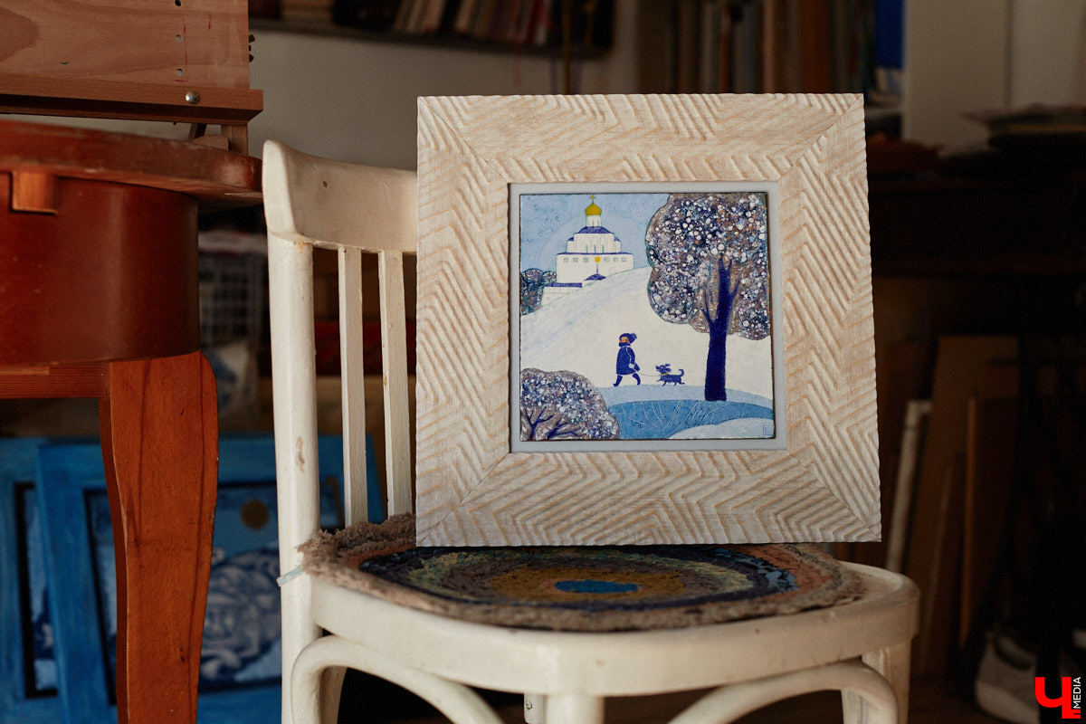 Скучаете по Золотым воротам? Мы тоже. Новый срок открытия памятника после реставрации — конец следующего года, однако фасадную сетку могут снять еще быстрее, процесс уже начался. На финишной дистанции важно запастись терпением и визуализировать знакомый образ всеми доступными способами. У художника-эмальера с мировым именем Елены Сахаровой-Староверовой целая серия работ, посвященных белокаменному памятнику. Любуемся вместе.