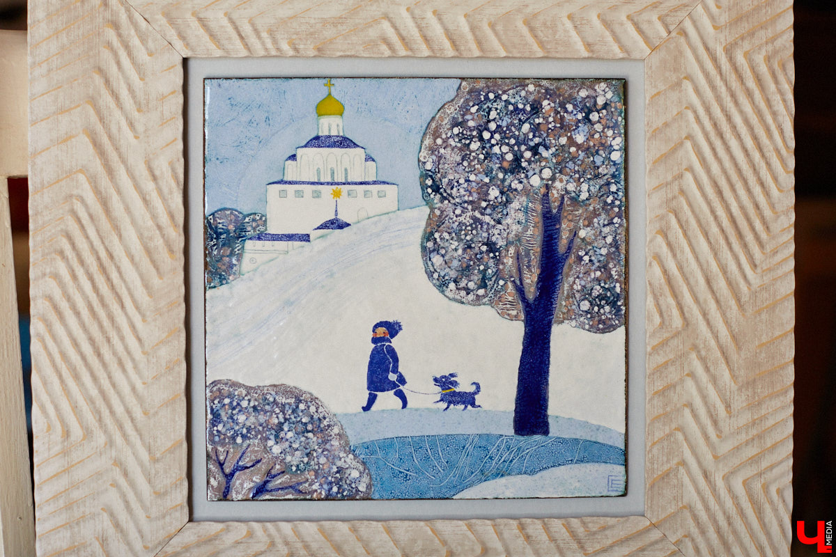 Скучаете по Золотым воротам? Мы тоже. Новый срок открытия памятника после реставрации — конец следующего года, однако фасадную сетку могут снять еще быстрее, процесс уже начался. На финишной дистанции важно запастись терпением и визуализировать знакомый образ всеми доступными способами. У художника-эмальера с мировым именем Елены Сахаровой-Староверовой целая серия работ, посвященных белокаменному памятнику. Любуемся вместе.