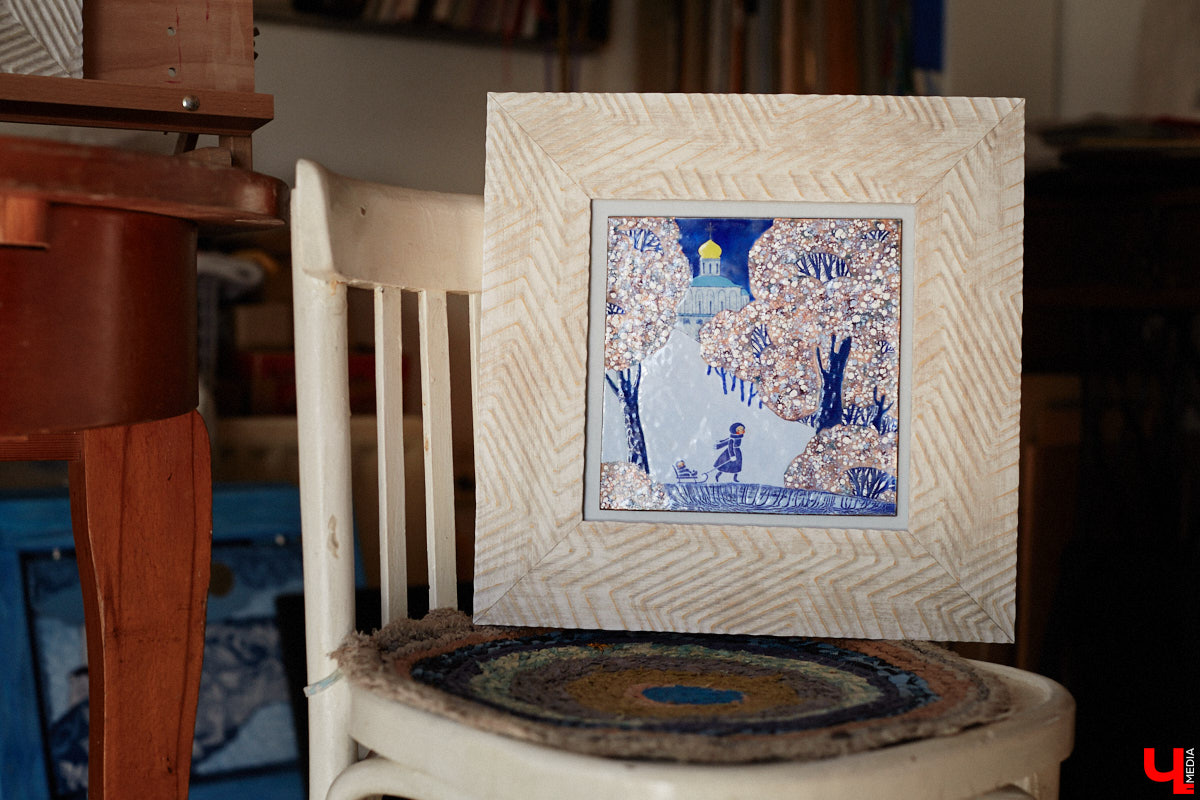 Скучаете по Золотым воротам? Мы тоже. Новый срок открытия памятника после реставрации — конец следующего года, однако фасадную сетку могут снять еще быстрее, процесс уже начался. На финишной дистанции важно запастись терпением и визуализировать знакомый образ всеми доступными способами. У художника-эмальера с мировым именем Елены Сахаровой-Староверовой целая серия работ, посвященных белокаменному памятнику. Любуемся вместе.