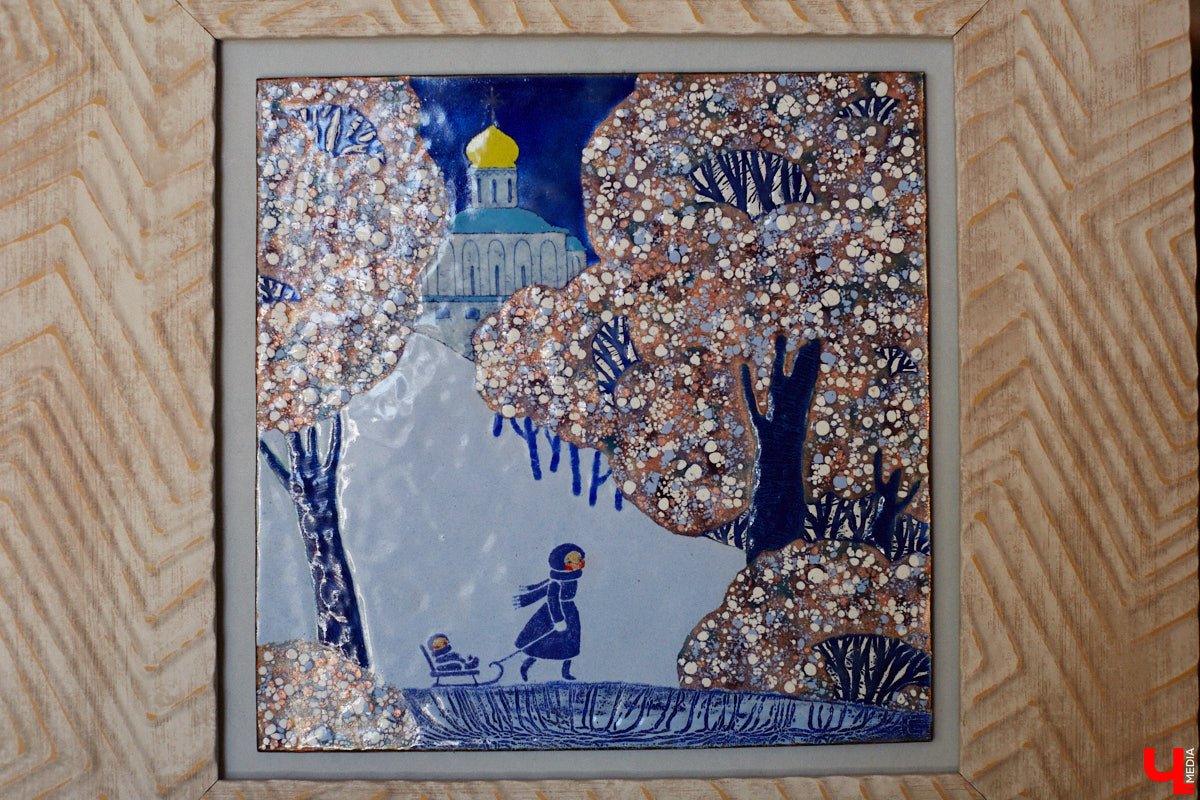 Скучаете по Золотым воротам? Мы тоже. Новый срок открытия памятника после реставрации — конец следующего года, однако фасадную сетку могут снять еще быстрее, процесс уже начался. На финишной дистанции важно запастись терпением и визуализировать знакомый образ всеми доступными способами. У художника-эмальера с мировым именем Елены Сахаровой-Староверовой целая серия работ, посвященных белокаменному памятнику. Любуемся вместе.