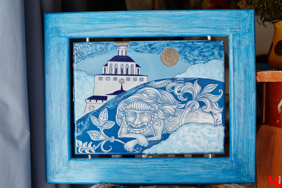 Скучаете по Золотым воротам? Мы тоже. Новый срок открытия памятника после реставрации — конец следующего года, однако фасадную сетку могут снять еще быстрее, процесс уже начался. На финишной дистанции важно запастись терпением и визуализировать знакомый образ всеми доступными способами. У художника-эмальера с мировым именем Елены Сахаровой-Староверовой целая серия работ, посвященных белокаменному памятнику. Любуемся вместе.