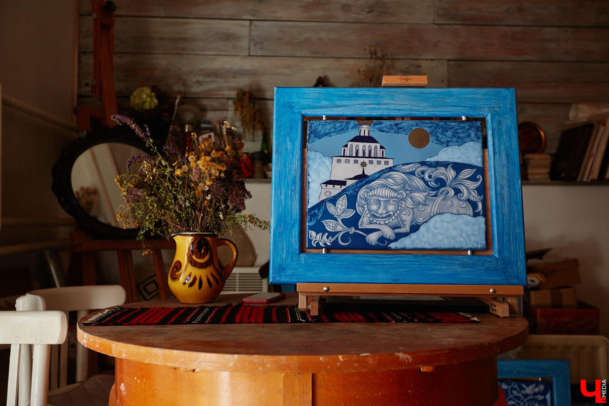 Скучаете по Золотым воротам? Мы тоже. Новый срок открытия памятника после реставрации — конец следующего года, однако фасадную сетку могут снять еще быстрее, процесс уже начался. На финишной дистанции важно запастись терпением и визуализировать знакомый образ всеми доступными способами. У художника-эмальера с мировым именем Елены Сахаровой-Староверовой целая серия работ, посвященных белокаменному памятнику. Любуемся вместе.