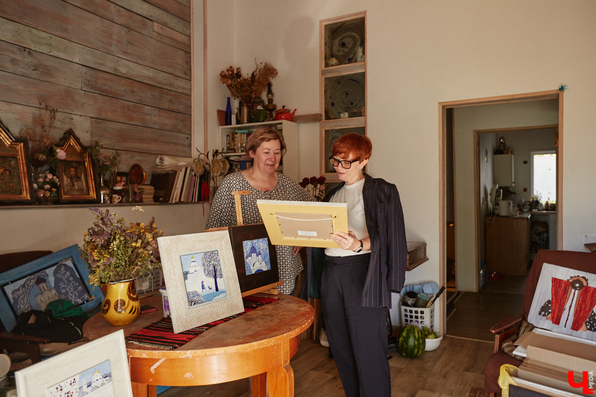 Скучаете по Золотым воротам? Мы тоже. Новый срок открытия памятника после реставрации — конец следующего года, однако фасадную сетку могут снять еще быстрее, процесс уже начался. На финишной дистанции важно запастись терпением и визуализировать знакомый образ всеми доступными способами. У художника-эмальера с мировым именем Елены Сахаровой-Староверовой целая серия работ, посвященных белокаменному памятнику. Любуемся вместе.