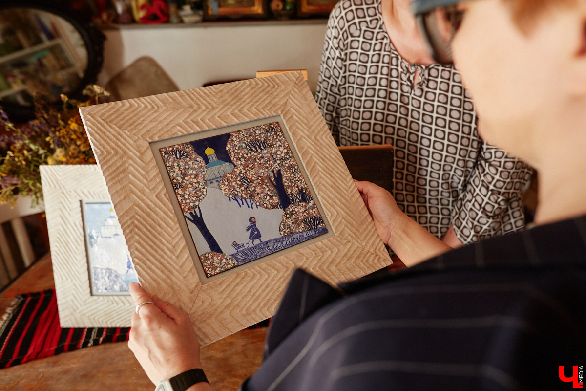 Скучаете по Золотым воротам? Мы тоже. Новый срок открытия памятника после реставрации — конец следующего года, однако фасадную сетку могут снять еще быстрее, процесс уже начался. На финишной дистанции важно запастись терпением и визуализировать знакомый образ всеми доступными способами. У художника-эмальера с мировым именем Елены Сахаровой-Староверовой целая серия работ, посвященных белокаменному памятнику. Любуемся вместе.